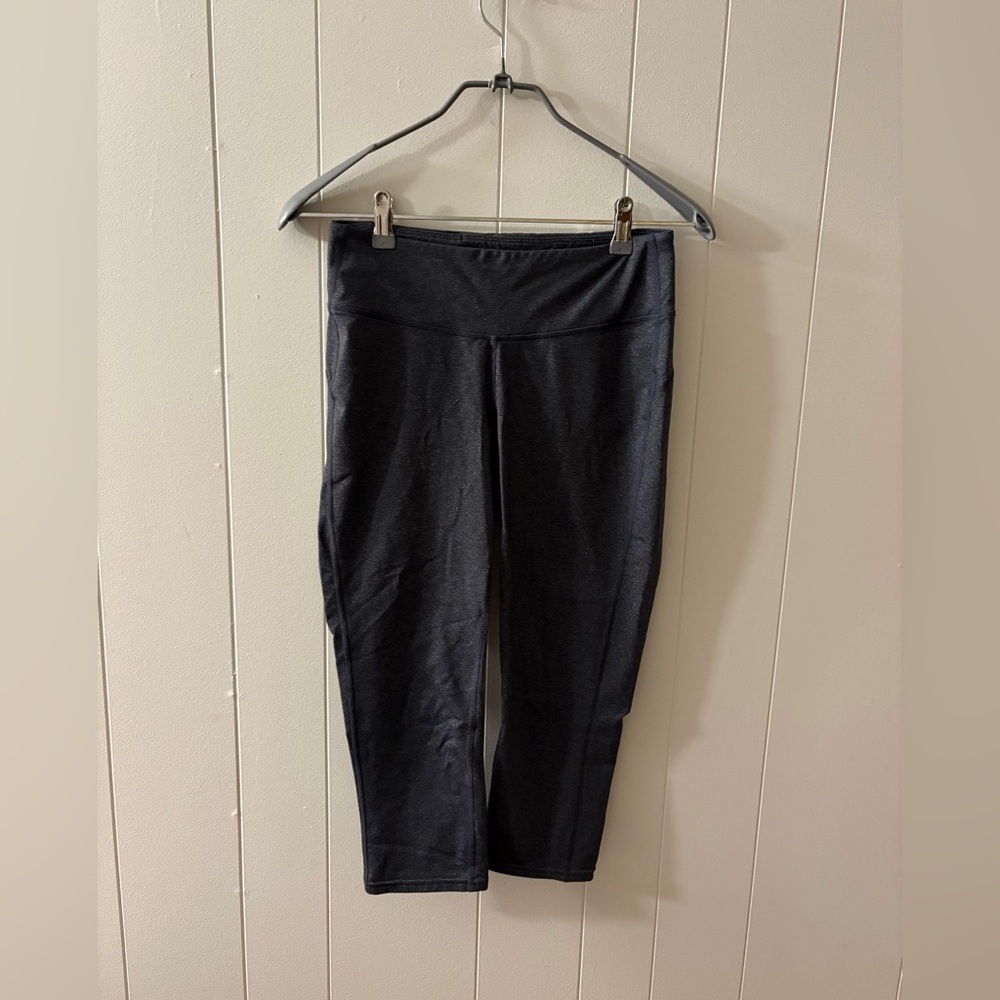 GAP fit women’s Medium grey Capri leggings workout gym sporty college school